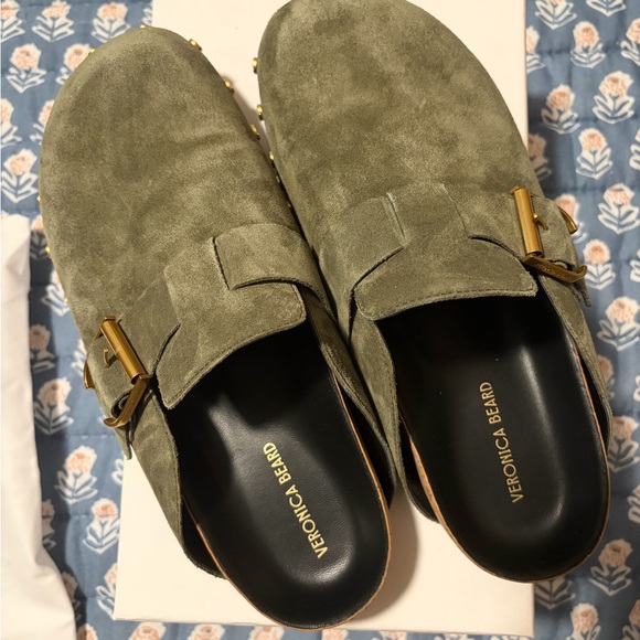 🟩 NIB Veronica Beard Fern Suede Studded Clogs – Sage / Army Green – Size 9 - Picture 11 of 15
